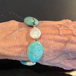 Pretty, Like New, Turquoise Howlite & Coin Pearl Bracelet with Magnetic Closure